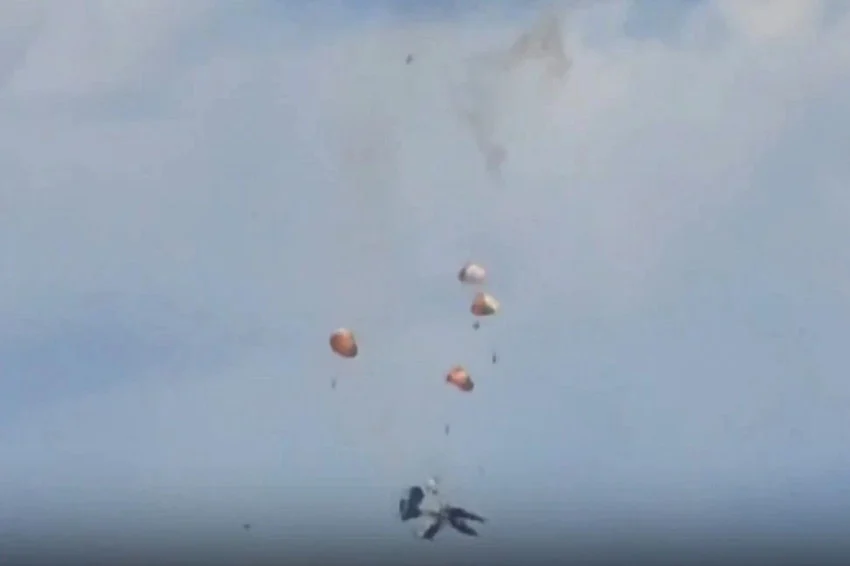 2-jet-tempur-ea18-as-tabrakan-jatuh-dan-meledak-4-awak-melontarkan-diri-job