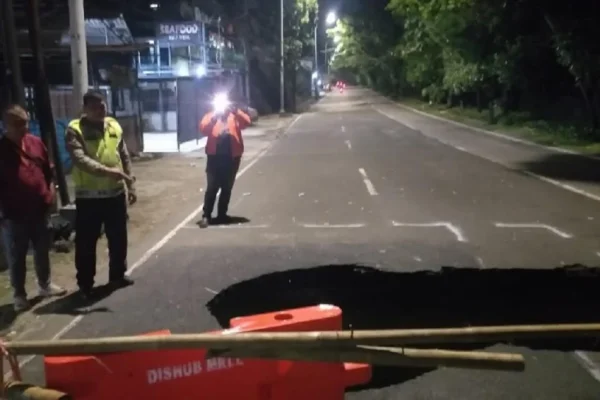 awas-ruas-jalan-di-lenteng-agung-ambles-satu-jalur-tak-bisa-digunakan-aso