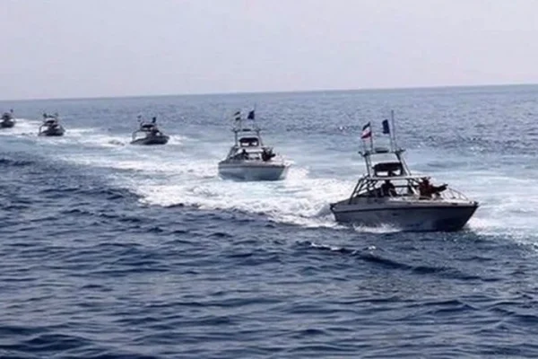bayar-pungutan-ke-iran-25-kapal-dikawal-irgc-keluar-selat-hormuz-ghu