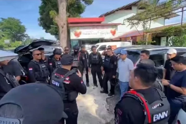 bnn-gerebek-kampung-narkoba-7-orang-diciduk-dan-ratusan-juta-uang-disita-exi