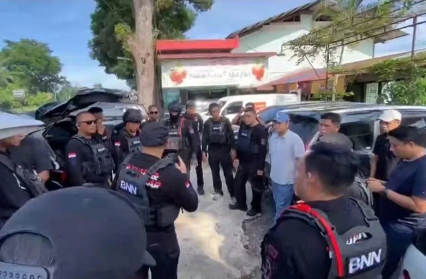 bnn-gerebek-kampung-narkoba-7-orang-diciduk-dan-ratusan-juta-uang-disita-exi