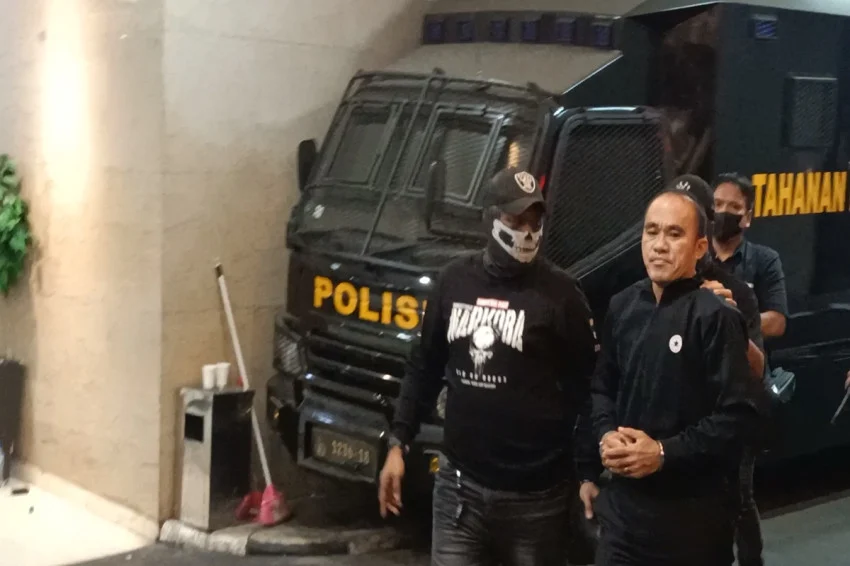 dipecat-kasus-narkoba-akp-deky-tiba-di-bareskrim-dengan-tangan-terborgol-qfi
