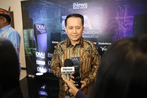 dirjen-keuangan-daerah-agus-fatoni-terima-penghargaan-digital-innovation-award-2026-bxn