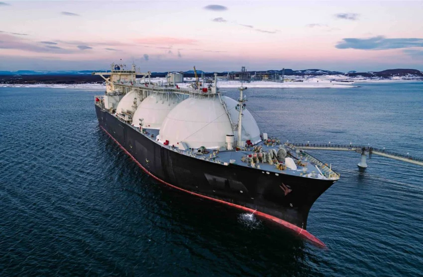 ditolak-india-kapal-tanker-60000-ton-lng-rusia-terdampar-di-dekat-singapura-vuh