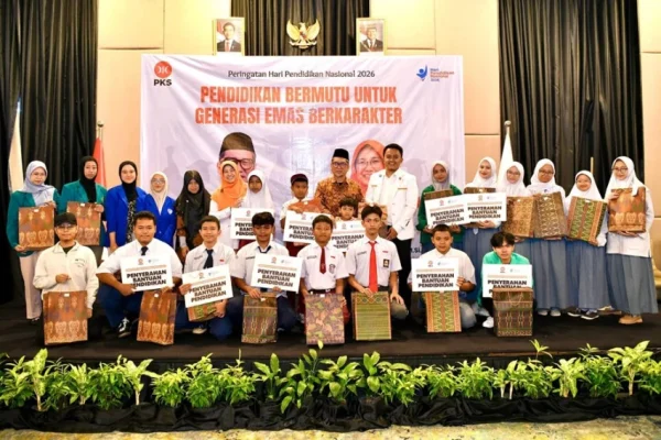 dorong-pendidikan-bermutu-pks-salurkan-bantuan-dan-apresiasi-guru-inspiratif-upg