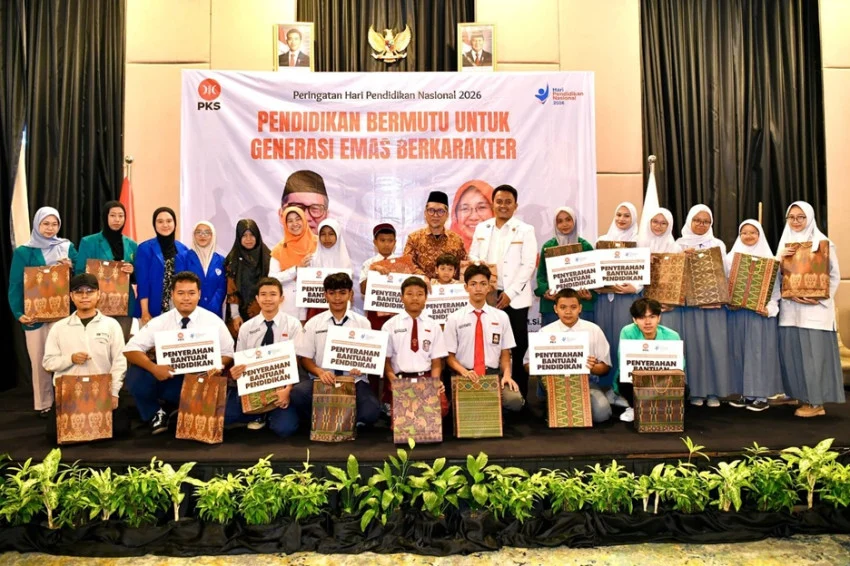 dorong-pendidikan-bermutu-pks-salurkan-bantuan-dan-apresiasi-guru-inspiratif-upg