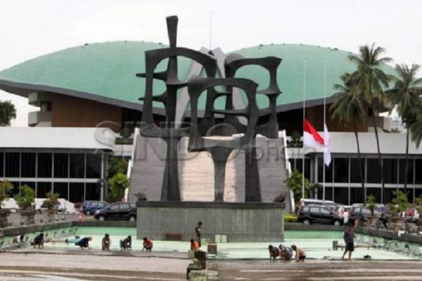 dpr-minta-pemerintah-antisipasi-ancaman-phk-massal-di-industri-hasil-tembakau-rnb