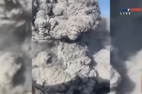 erupsi-gunung-dukono-erupsi-pagi-ini-ketinggian-kolom-abu-tembus-34-km-xsn