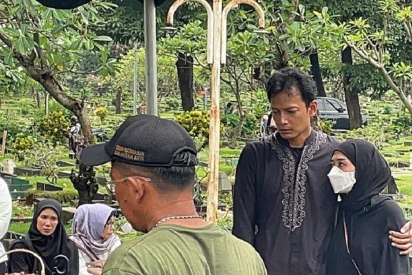 fedi-nuril-tak-kuasa-menahan-tangis-saat-makamkan-sang-ibunda-kgz
