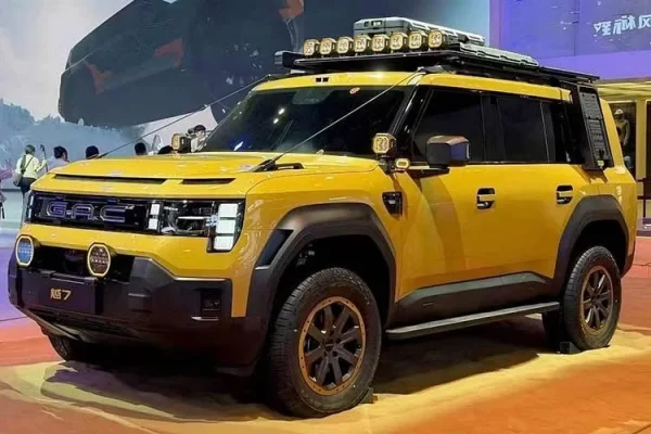 gac-trumpchi-yue-7-tiruan-toyota-land-cruiser-dan-land-rover-defender-whi