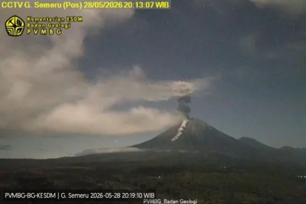 gunung-semeru-erupsi-luncurkan-awan-panas-guguran-sejauh-2500-meter-aoz