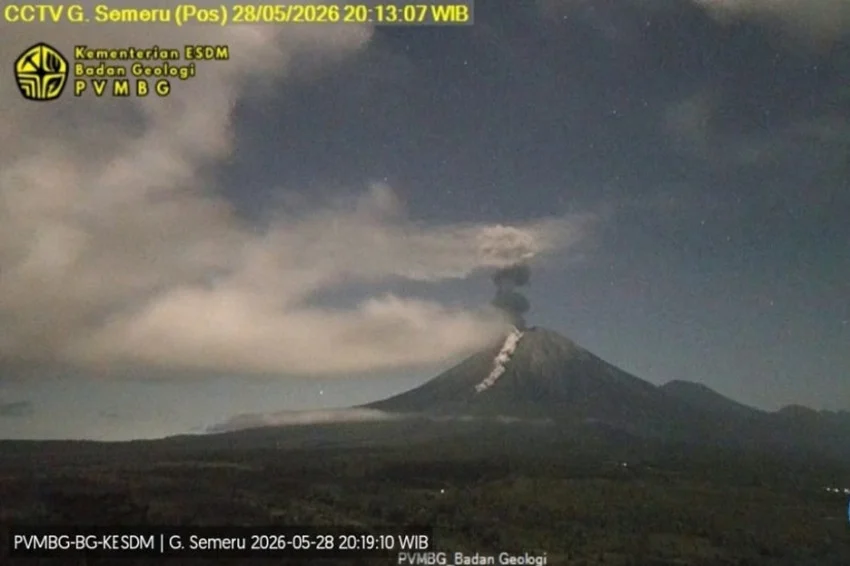 gunung-semeru-erupsi-luncurkan-awan-panas-guguran-sejauh-2500-meter-aoz