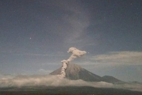 gunung-semeru-erupsi-malam-ini-luncurkan-kolom-abu-2000-meter-qes