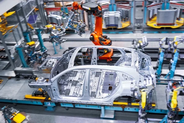 harga-bbm-melambung-tinggi-mercedesbenz-meningkatkan-produksi-glc-listrik-wrd