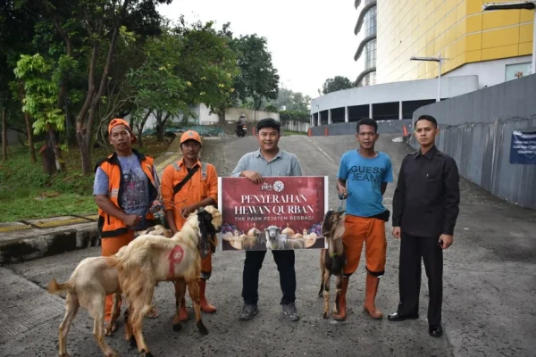 iduladha-the-park-pejaten-bagikan-hewan-kurban-bagi-masyarakat-sekitar-eig