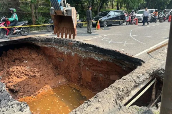 ini-jalur-alternatif-dari-jakarta-ke-depok-usai-jalan-lenteng-agung-ambles-tta
