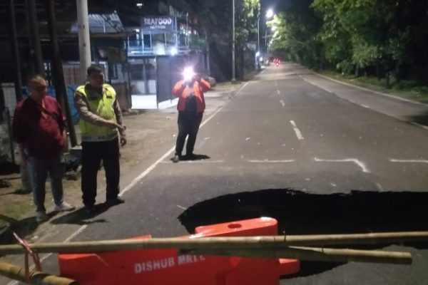 jalan-ambles-di-lenteng-agung-arah-depok-polisi-lakukan-rekayasa-lalu-lintas-nnu