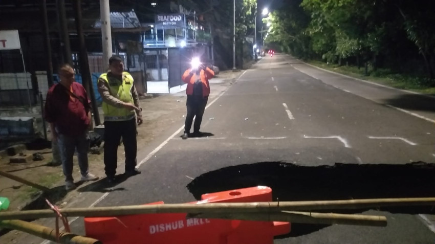 jalan-ambles-di-lenteng-agung-arah-depok-polisi-lakukan-rekayasa-lalu-lintas-nnu