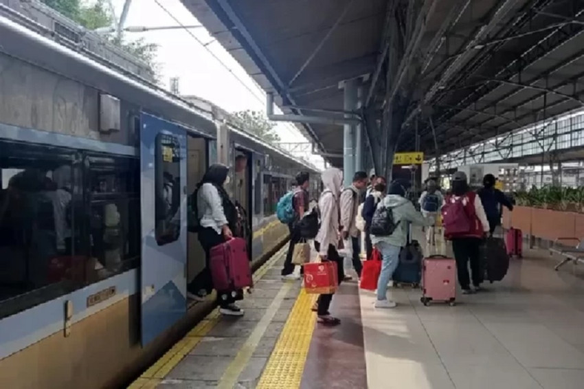 jelang-akhir-libur-panjang-40714-penumpang-kereta-mulai-kembali-ke-jakarta-bnp
