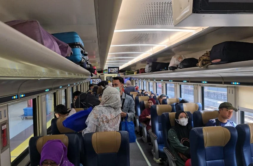 jelang-libur-iduladha-hari-ini-38666-penumpang-berangkat-dari-stasiun-daop-1-jakarta-ke-yogyakarta-hingga-surabaya-qbe