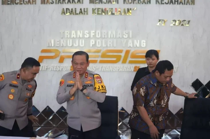 kapolda-metro-jaya-resmi-dijabat-komjen-asep-edi-suheri-sandang-pangkat-jenderal-bintang-3-wbq