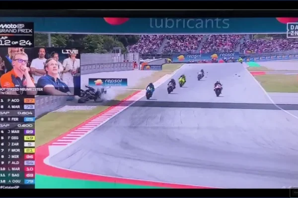 kecelakaan-beruntun-terjadi-di-motogp-catalunya-motor-alex-marquez-terbelah-zxt