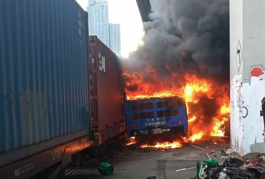 kereta-tabrak-bus-di-thailand-8-orang-tewas-qpv