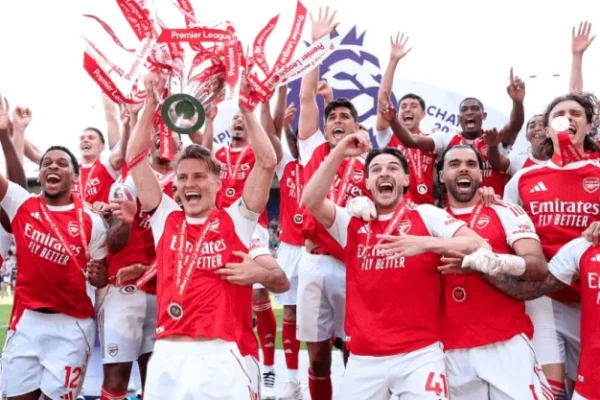 klasemen-akhir-liga-inggris-arsenal-angkat-trofi-liverpool-lolos-ke-liga-champions-chelsea-merana-rbu