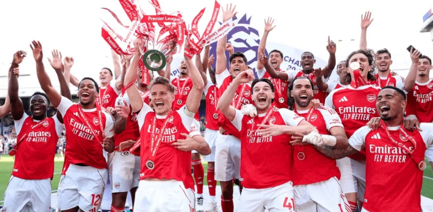 klasemen-akhir-liga-inggris-arsenal-angkat-trofi-liverpool-lolos-ke-liga-champions-chelsea-merana-rbu