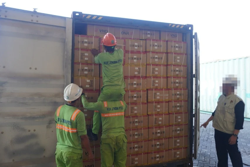 kpk-sita-kontainer-isi-suku-cadang-kendaraan-yang-diduga-terafiliasi-blueray-cargo-nwi