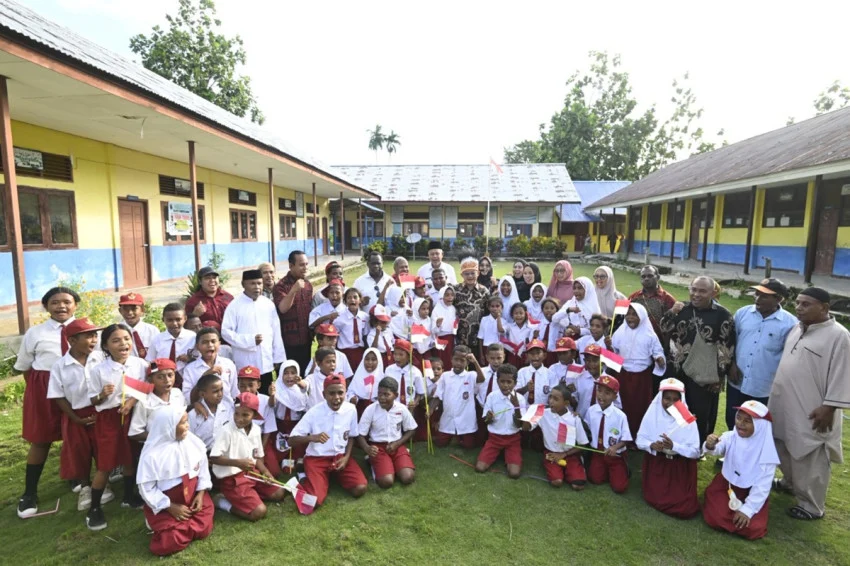 kunjungi-pulau-arar-papua-mendikdasmen-tegaskan-akses-pendidikan-anak-di-daerah-terpencil-wdm