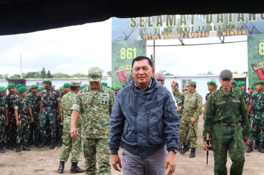 kunjungi-yonif-tp-861-sjafrie-minta-prajurit-tni-jaga-hubungan-dengan-warga-papua-iay