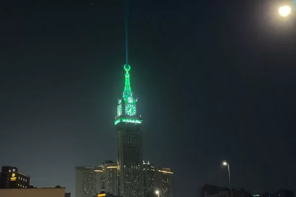magisnya-senja-makkah-lampu-hijau-clock-tower-sambut-bulan-zulhijjah-ynw