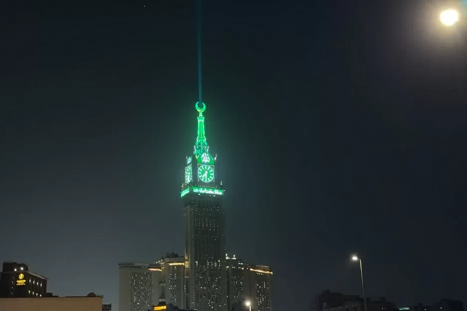 magisnya-senja-makkah-lampu-hijau-clock-tower-sambut-bulan-zulhijjah-ynw