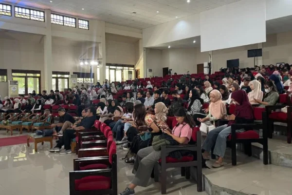 mahasiswa-uns-antusias-belajar-teknologi-otomotif-di-sesi-autotech-inews-campus-connect-2026-cix