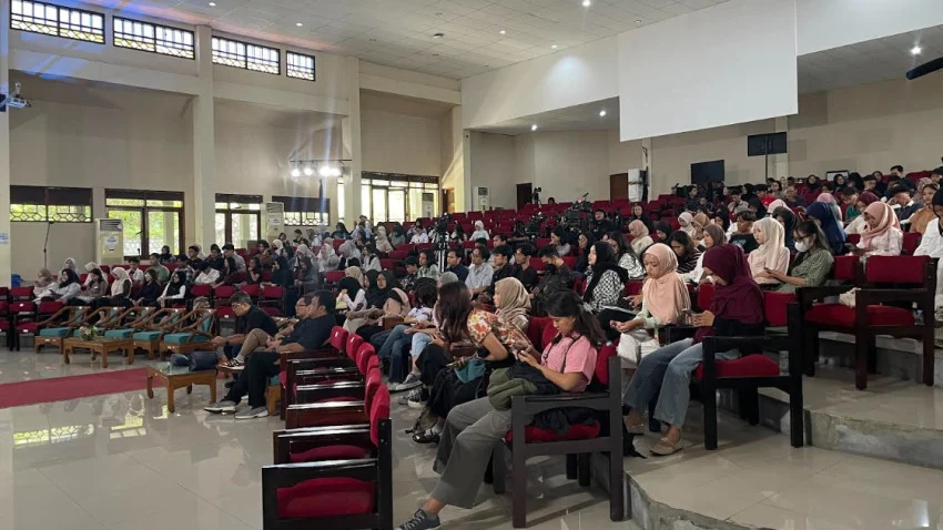 mahasiswa-uns-antusias-belajar-teknologi-otomotif-di-sesi-autotech-inews-campus-connect-2026-cix