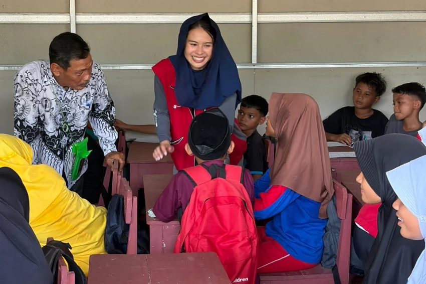 maudy-ayunda-bangun-ruang-belajar-sementara-untuk-anakanak-aceh-timur-sjv