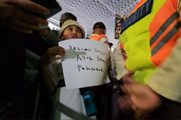 mengharukan-bocah-9-tahun-bawa-poster-untuk-ayah-yang-pulang-usai-ditawan-israel-gir