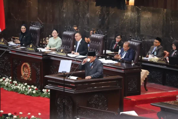 momen-prabowo-mencari-kopi-saat-pidato-di-rapat-paripurna-dpr-qvy