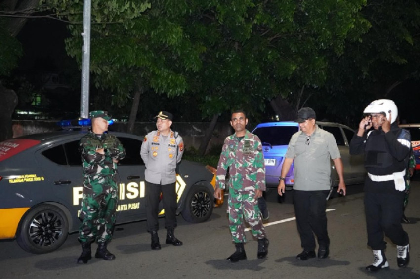 operasi-gabungan-polri-dan-tni-di-jakpus-11-orang-ditangkap-celurit-hingga-1202-tramadol-disita-hca