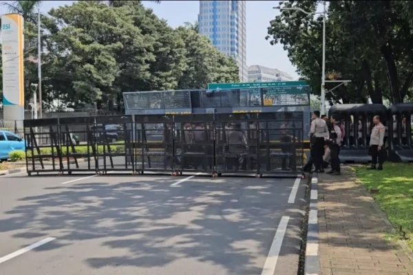 pantauan-jelang-demo-ojol-polisi-siapkan-blokade-di-jalan-medan-merdeka-selatan-qex