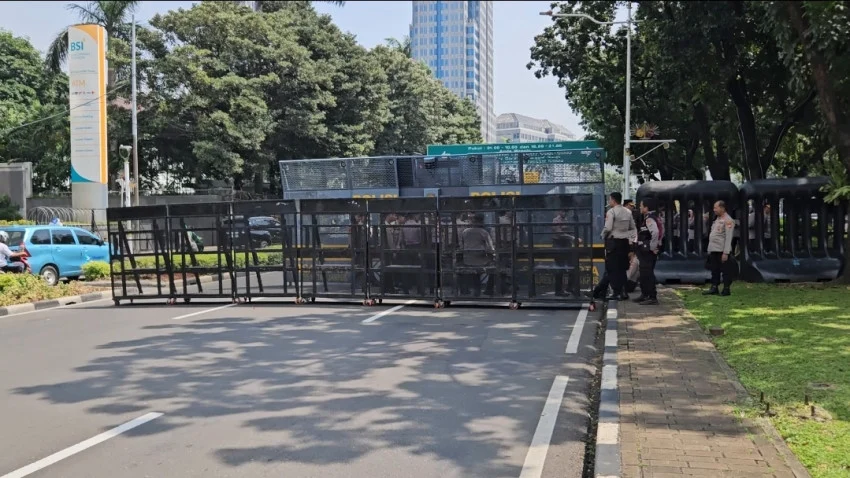 pantauan-jelang-demo-ojol-polisi-siapkan-blokade-di-jalan-medan-merdeka-selatan-qex