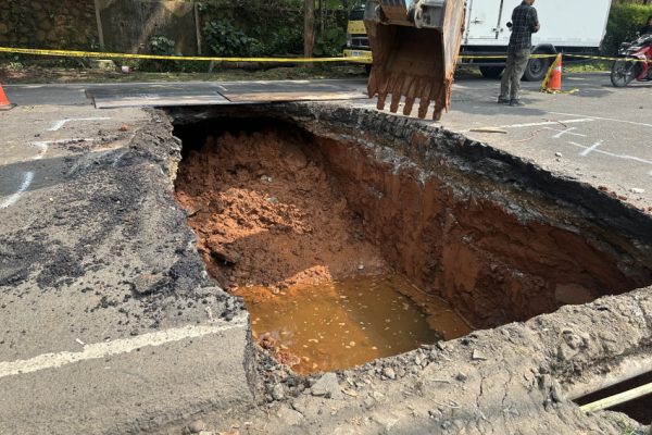 penampakan-jalan-ambles-di-lenteng-agung-arah-depok-kedalaman-hampir-2-meter-jkd