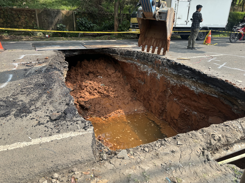 penampakan-jalan-ambles-di-lenteng-agung-arah-depok-kedalaman-hampir-2-meter-jkd