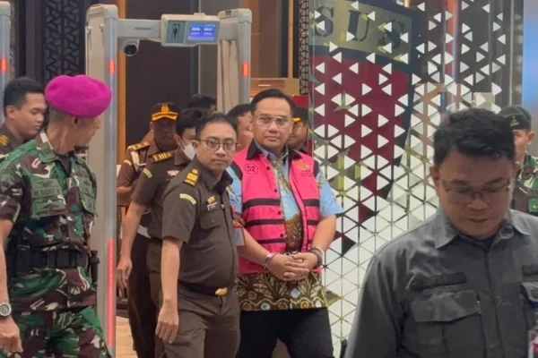 penampakan-mantan-anggota-ombudsman-yeka-hendra-fatika-pakai-rompi-tahanan-lha