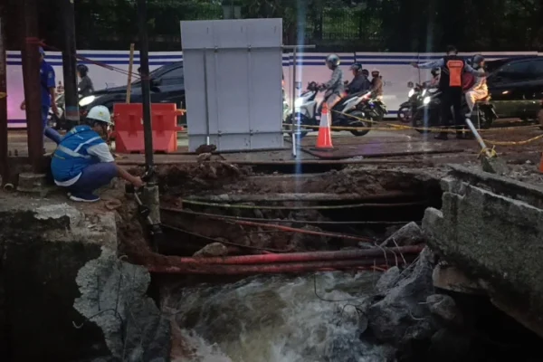 perbaikan-jalan-ambles-di-lenteng-agung-bikin-macet-kasudin-sda-jaksel-minta-maaf-evd