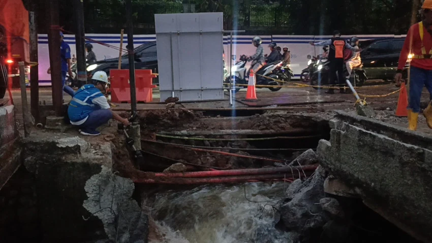 perbaikan-jalan-ambles-di-lenteng-agung-bikin-macet-kasudin-sda-jaksel-minta-maaf-evd