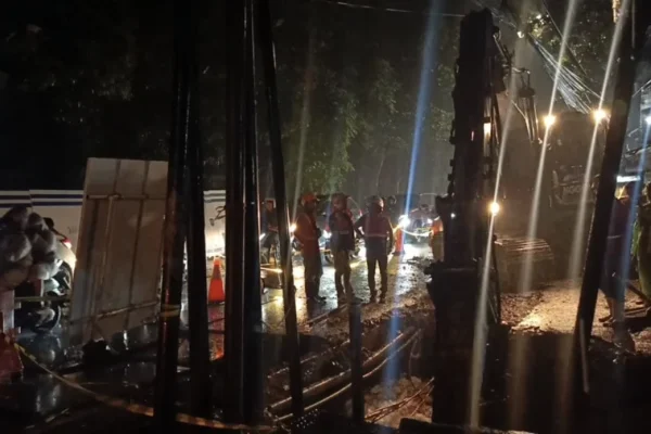 perbaikan-jalan-ambles-di-lenteng-agung-dilanjutkan-malam-ini-fokus-pemasangan-box-culvert-ekc