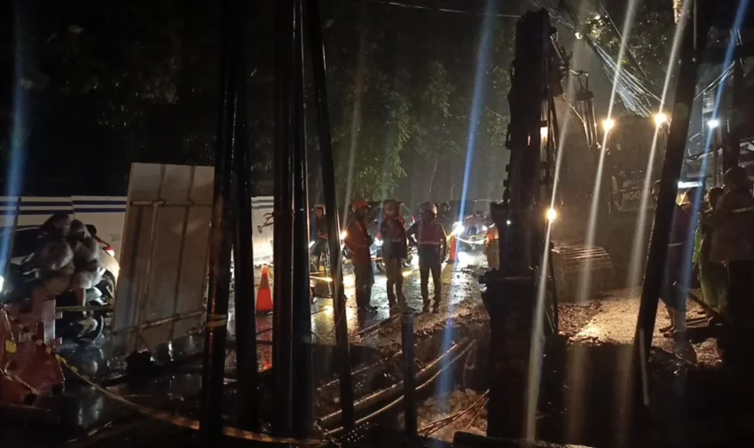 perbaikan-jalan-ambles-di-lenteng-agung-dilanjutkan-malam-ini-fokus-pemasangan-box-culvert-ekc