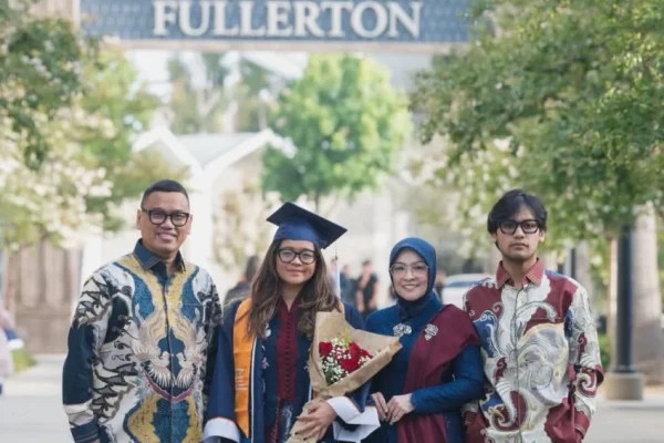 potret-cinta-kuya-lulus-kuliah-di-california-state-university-fullerton-astrid-kuya-terharu-yzp
